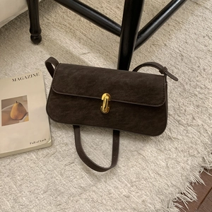 Sac à bandoulière minimaliste en daim marron foncé avec élégant fermoir rotatif doré