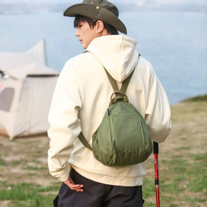 Détail d'un sac à dos vert militaire à texture quadrillée pour camping et randonnée