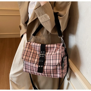Rosa karierte Totebag mit schwarzen Dekorierten Gurten und verstellbarem Schultergurt