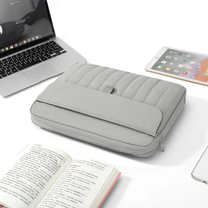 Dettaglio custodia trapuntata grigio chiaro per laptop con zip e tasca per accessori
