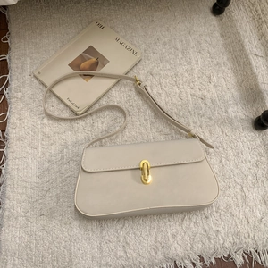 Sac à bandoulière minimaliste en cuir PU beige avec fermoir doré élégant pour femmes