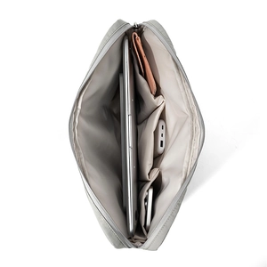 Vista interna della borsa porta PC con scomparti organizzati per laptop e accessori