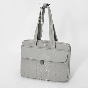 Borsa tote trapuntata grigia per laptop con test dinamico di resistenza all'acqua