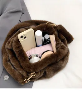 Vue intérieure du sac en peluche marron montrant sa grande capacité pour accessoires