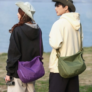 Détail des sacs cabas légers en toile à carreaux de couleurs violette et olive