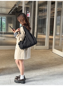 Seitenansicht eines großen schwarzen minimalistischen Canvas Shoppers mit breiten Trägern