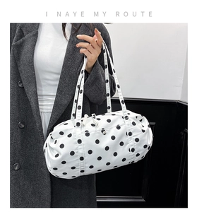 Sac cylindrique à pois avec double poignée et détails de conception de plis latéraux