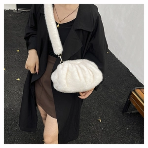 Détail d'un sac nuage en peluche blanche avec texture en fausse fourrure et crochets dorés
