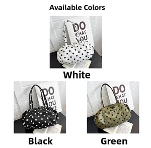 Vue détaillée de grands sacs en tissu à pois en coloris blanc, noir et vert olive foncé