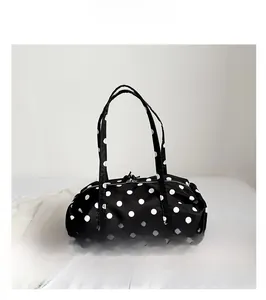 Vue détaillée du grand sac de sport à pois noirs et blancs avec poignées et fermeture éclair