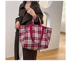 Détail du grand sac cabas à carreaux rouge et blanc avec anses en toile rouge foncé