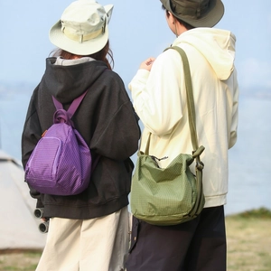 Détails de sacs en toile à carreaux lors d'une activité de randonnée en plein air