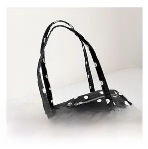 Gros plan sur le sac à pois noir et blanc avec fermeture éclair et texture en nylon fin