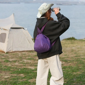 Vue détaillée du sac à dos en toile à carreaux violets avec bretelles en plein air