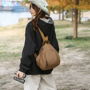 Vue arrière d'un mini sac à dos à carreaux marron porté pour un style décontracté