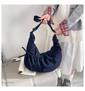 Détail du sac croissant en velours côtelé bleu marine à pois avec bandoulière réglable