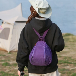 Détail du sac à dos décontracté à carreaux violets avec texture résistante à l'eau