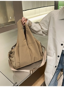 Detailansicht der khakifarbenen Nylon-Einkaufstasche mit breitem, verstellbarem Schultergurt