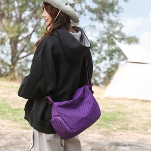 Détail du sac cylindrique à carreaux violets en tissu résistant pour le camping