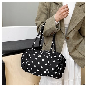 Sac fourre-tout à pois porté par un mannequin pour un usage quotidien ou en voyage