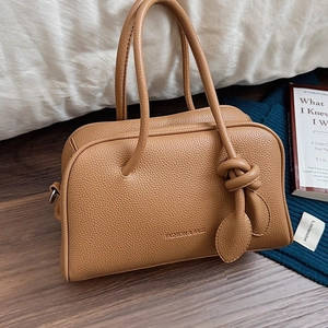 Braune Boston-Handtasche aus Leder mit Litschimuster, Knotengriffen und Modeprägung