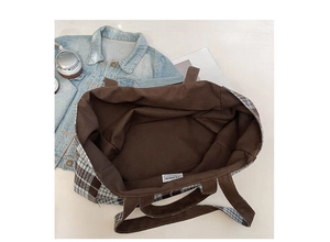 Détail d'un sac cabas à carreaux de style britannique avec intérieur spacieux et doublure