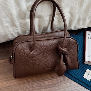 Klassische dunkelbraune Boston-Handtasche aus genarbtem Leder mit Knotendetail