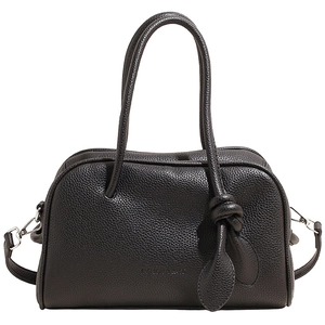 Klassische schwarze Boston Bag aus genarbtem Leder mit Tragegriffen und Schultergurt