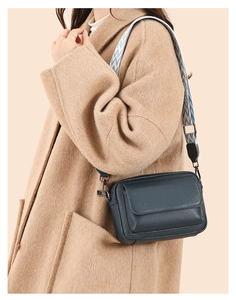 Bolso bandolera de piel con correa tejida combinado con un abrigo de lana color camello