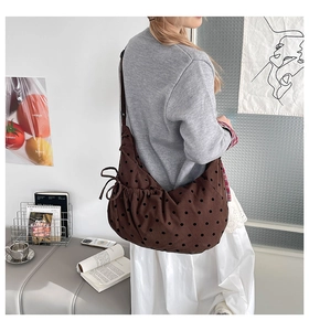 Détail du sac cabas vintage à pois avec nœud de serrage sur tissu en velours