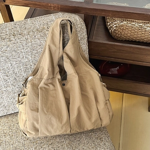 Minimalistische große Faltentasche in Khaki mit rundem Knopf und praktischen Seitentaschen