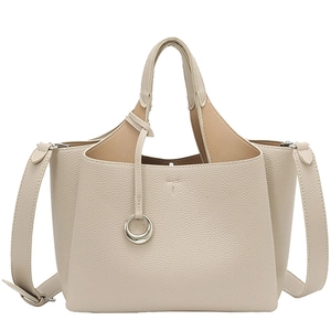 Sac seau beige en cuir grainé avec boucle en métal et bandoulière réglable