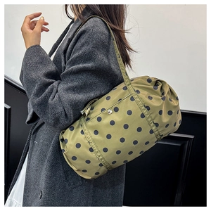 Détail du sac polochon vert olive à pois en nylon léger pour voyage et sport