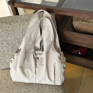 Große beige Tragetasche mit mehreren Taschen und plissiertem Nylon-Stoff-Design