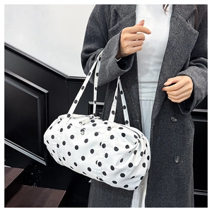 Détail du sac cabas blanc à pois noirs avec texture plissée et fermeture à glissière