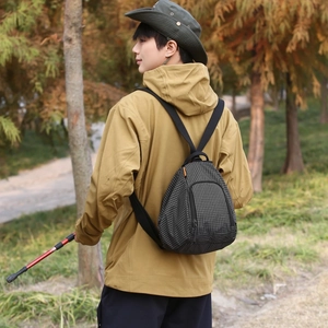 Gros plan du mini sac à dos en toile à carreaux avec équipement de randonnée