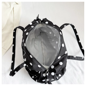 Intérieur spacieux gris du sac fourre-tout à pois noirs avec fermeture éclair en métal
