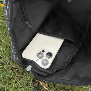 Vue intérieure du sac en toile à carreaux avec poche zippée et grand compartiment mobile