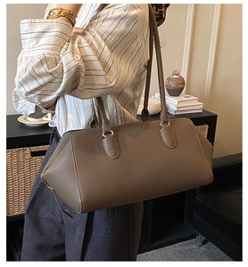 Dettaglio della borsa Boston in pelle martellata taupe con manici lunghi per il lavoro