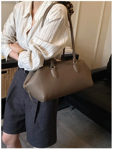 Dettaglio della pelle martellata marrone scuro su una borsa hobo bowling elegante