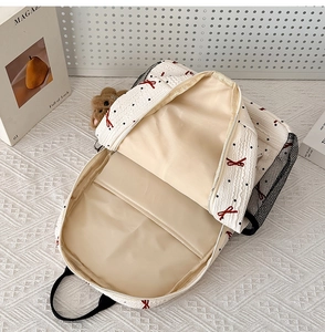 Vue détaillée de l'intérieur du sac à dos en toile blanche avec poches et nœuds