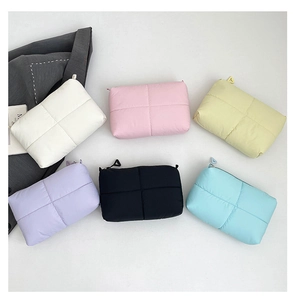 Flachbild von gesteppten Nylon-Handtaschen mit dreieckigen Zippern in sechs verschiedenen Farben