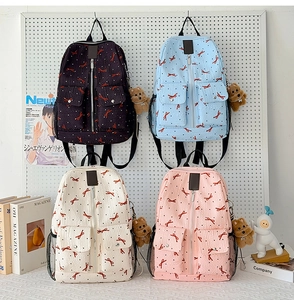 Détail de sacs à dos en tissu gaufre quatre couleurs avec motifs nœuds rouges et oursons