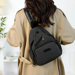 Sac de poitrine polyvalent en toile noire pour femme avec design fonctionnel multipoche