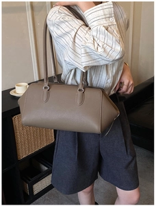 Borsa bowling marrone con trama in pelle a grana in un ambiente di vita quotidiana