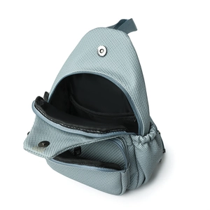 Détail du sac de poitrine en toile bleu clair montrant l'intérieur spacieux à plusieurs zips