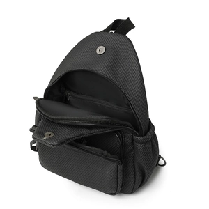 Détail du sac bandoulière en toile à grande capacité avec plusieurs poches et motif pied-de-poule