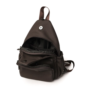 Vue détaillée du sac de poitrine en toile marron montrant plusieurs compartiments internes