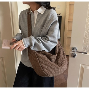 Vista de detalle del gran bolso hobo de cuadros marrón oscuro con correa ancha ajustable