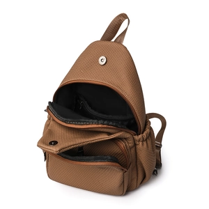 Vue détaillée de l'intérieur d'un sac bandoulière en toile marron à plusieurs compartiments